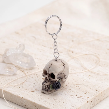 Totenkopf-Schlüsselanhänger mit schwarzer Rose | GECODART
